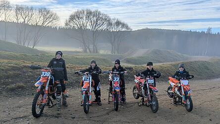 Die jungen Talente des MCC Prackenbach pr&auml;sentieren ihre Maschinen. Sie sitzen teils auf dem Moped seit sie drei Jahre alt sind und reisen zu Trainingszwecken durch Europa.