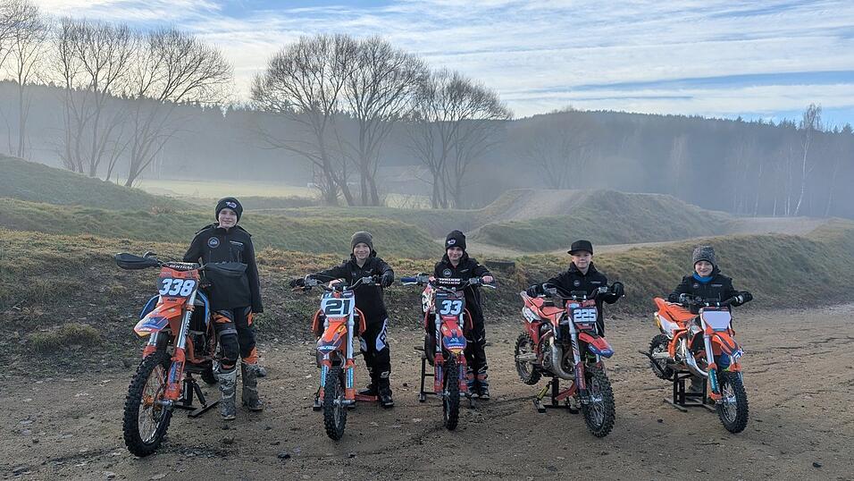 Die jungen Talente des MCC Prackenbach pr&auml;sentieren ihre Maschinen. Sie sitzen teils auf dem Moped seit sie drei Jahre alt sind und reisen zu Trainingszwecken durch Europa.