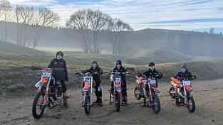 Die jungen Talente des MCC Prackenbach präsentieren ihre Maschinen. Sie sitzen teils auf dem Moped seit sie drei Jahre alt sind und reisen zu Trainingszwecken durch Europa. Die jungen Talente des MCC Prackenbach präsentieren ihre Maschinen. Sie sitzen teils auf dem Moped seit sie drei Jahre alt sind und reisen zu Trainingszwecken durch Europa.