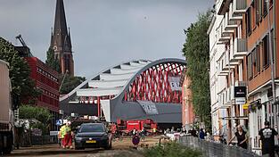 Nun ist sie da. Die neue Sternbrücke steht an ihrem Zielort. Nun ist sie da. Die neue Sternbrücke steht an ihrem Zielort.