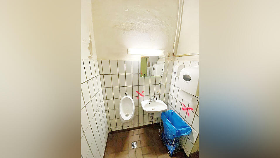 Diese Vorher-Nachher-Fotos zeigen deutlich, dass die Sanierung der alten Toiletten im Stadtturmdurchgang &uuml;berf&auml;llig war. Der zur Verf&uuml;gung stehende Platz ist nicht mehr geworden, weshalb die Toiletten nicht barrierefrei sind.