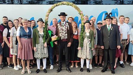 Die Abordnung des Schützengaus mit Bezirksschützenkönig Michael Kräh (Mitte).