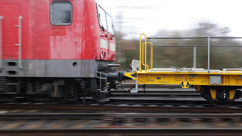 Ein 26-Jähriger wurde am Samstag am Bahnhof Sinzing von einem vorbeifahrenden Güterzug an der Hand erfasst. Ein 26-Jähriger wurde am Samstag am Bahnhof Sinzing von einem vorbeifahrenden Güterzug an der Hand erfasst.