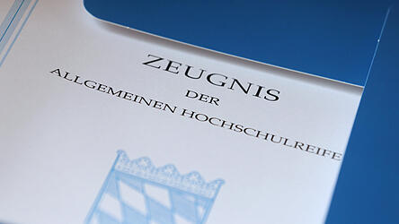 Statt die Zeugnisse auszugeben, verließ der Rektor offenbar die Feier. (Symbolbild)
