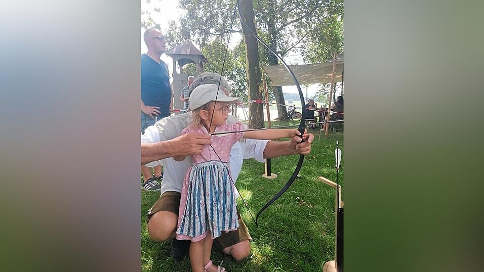 Die kleine Marie beim Bogenschießen