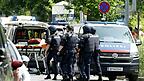 Einsatzkräfte der Polizei stehen in der Nähe des Tatorts an einer Grazer Schule. Bei Schüssen an einer Grazer Schule sind mehrere Menschen getötet worden.