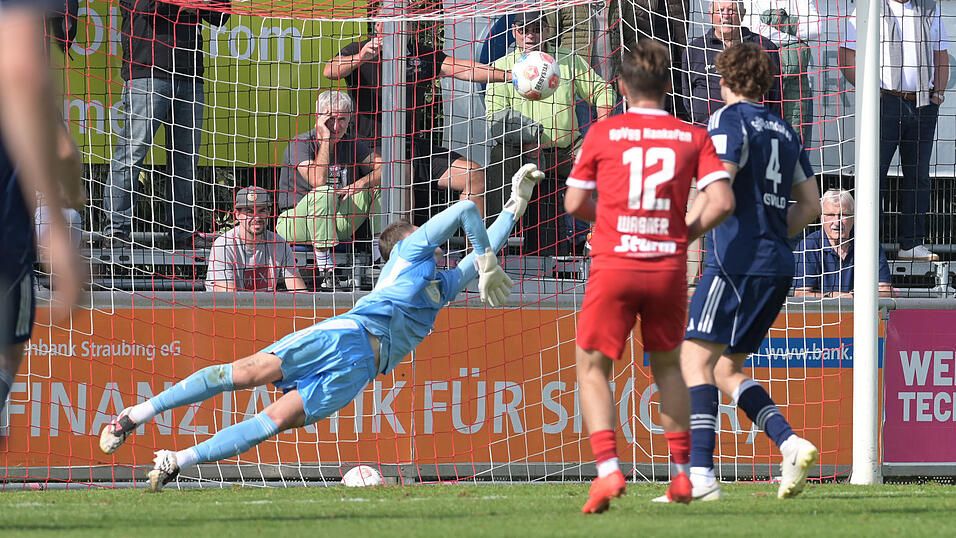Brian Wagner (Nr. 12) trifft in der 74. Minute zum 2:0 für Hankofen, ehe Landshut das niederbayerische Derby vier Minuten später noch einmal spannend machte. Brian Wagner (Nr. 12) trifft in der 74. Minute zum 2:0 für Hankofen, ehe Landshut das niederbayerische Derby vier Minuten später noch einmal spannend machte.