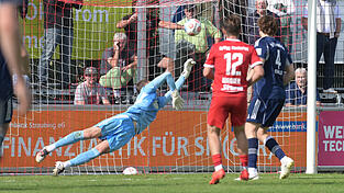 Brian Wagner (Nr. 12) trifft in der 74. Minute zum 2:0 für Hankofen, ehe Landshut das niederbayerische Derby vier Minuten später noch einmal spannend machte. Brian Wagner (Nr. 12) trifft in der 74. Minute zum 2:0 für Hankofen, ehe Landshut das niederbayerische Derby vier Minuten später noch einmal spannend machte.