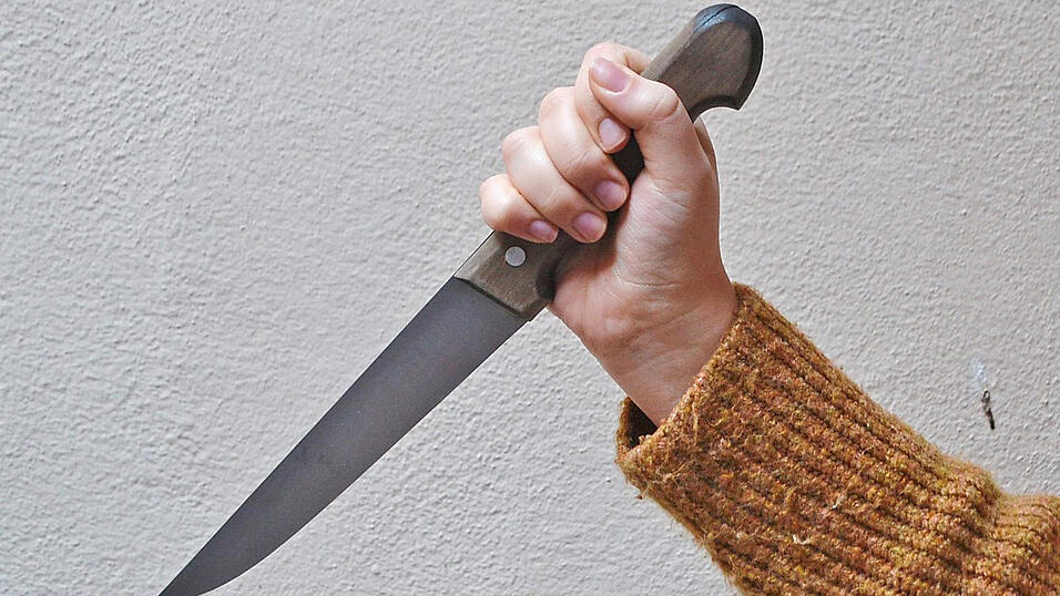 Der Mann ging mit einem Messer auf seine Familie los. (Symbolbild) Der Mann ging mit einem Messer auf seine Familie los. (Symbolbild)