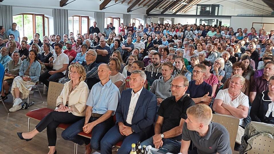 Der B&uuml;rgerstadl in Bonbruck war w&auml;hrend der Gemeinderatssitzung am Montag gut besucht, am Donnerstag (Foto) platzte er fast aus allen N&auml;hten. Viele Besucher mussten stehen.