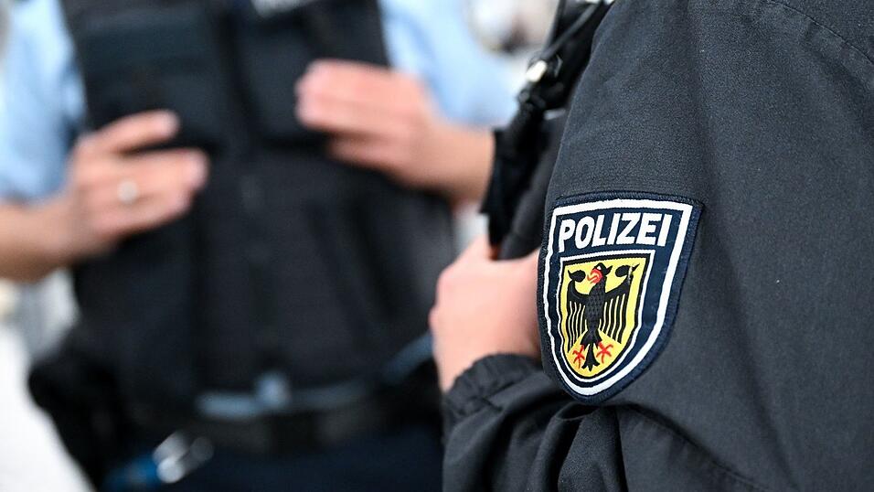 Die Bundespolizei ist für die Sicherheit an Bahnhöfen und in Zügen zuständig. (Symbolbild)