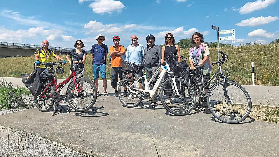 Bei der zweiten verkehrspolitischen Radtour der ADFC-Ortsgruppe Straubing standen Problemstellen auf Radwegen im n&ouml;rdlichen Landkreis im Mittelpunkt. Das Foto zeigt (v.l.): Bernd Prei&szlig;, Dr. Vanessa Roden, Martin Waubke, Karl Wellnhofer, Markus Fischer (Tiefbauamt am Landratsamt), Dr. Christian Waas (&Ouml;DP-Kreistagsfraktion), Heidi Flegler (Gr&uuml;nen-Kreistagsfraktion) und Katharina Heusinger.