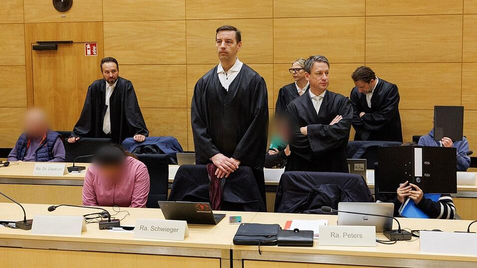 Drei der zehn Angeklagten sitzen am ersten Prozesstag im Landgericht Bielefeld neben ihren Verteidigern. Drei der zehn Angeklagten sitzen am ersten Prozesstag im Landgericht Bielefeld neben ihren Verteidigern.