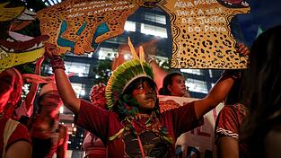 Seit einem Monat protestieren Ureinwohner gegen die Ausbaggerung der Amazonas-Fl&uuml;sse.