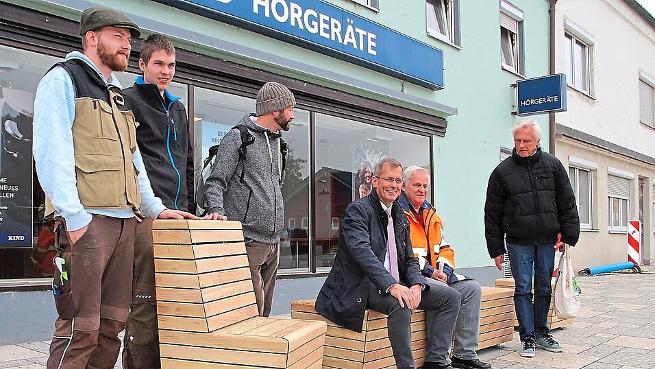 Die von Julian Eder (v.l.) und Christoph Fuchs entworfenen Sitzm&ouml;glichkeiten lockten neben Planer Christoph Hagenacker, B&uuml;rgermeister Helmut Steininger und Bauleiter Josef Wenleder gleich so manchen Passanten an.