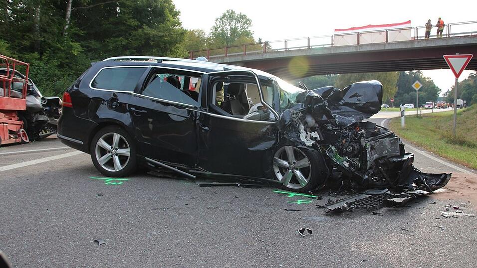 Der Autofahrer war offenbar mit einem Heizöl-Lkw zusammengestoßen und dann auf die Gegenfahrbahn geraten. Der Autofahrer war offenbar mit einem Heizöl-Lkw zusammengestoßen und dann auf die Gegenfahrbahn geraten.