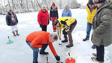 Beobachten, ob alles auf Ma&szlig; ist: die Stocksch&uuml;tzen (von rechts) Brigitte und Reinhard Ebner, Anneliese Schneider (rote M&uuml;tze) und Conny Seidl (links). Foto: Brigitte Limmer