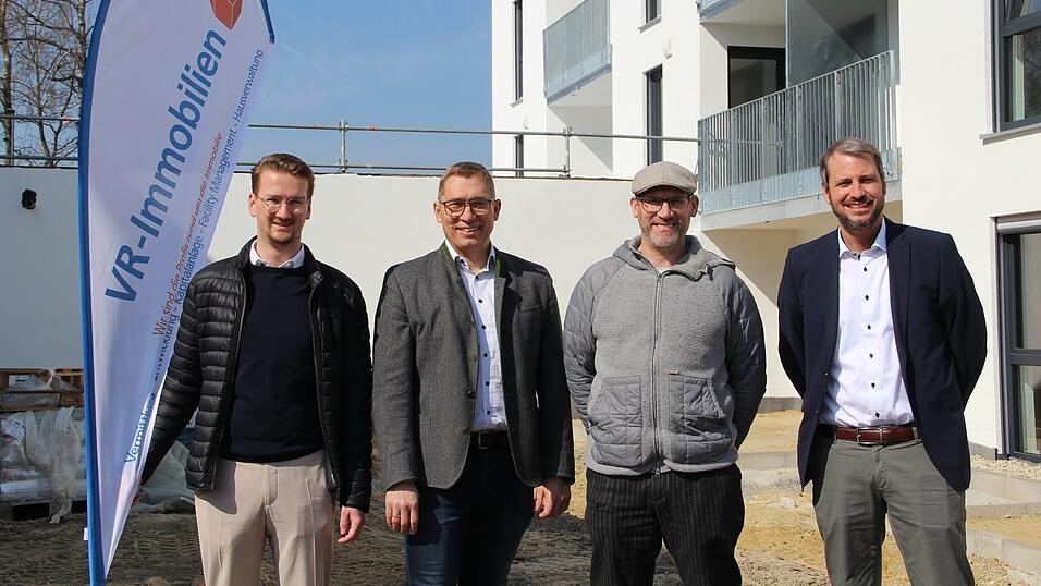 Immobilienberater Fabian Straubinger (v.l.) und Gesch&auml;ftsf&uuml;hrer Martin Able von VR-Immobilien, Bauherr Wolfgang Maierhofer mit B&uuml;rgermeister Matthias Kohlmayer