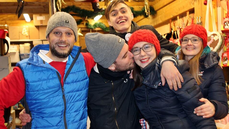 Der Christkindlmarkt und die Weihnachtspyramide geh&ouml;ren in der Adventszeit zu den beliebtesten Treffpunkten in Landshut.