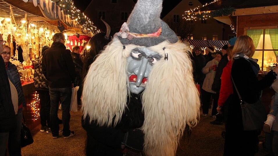 Die Perchtengruppe 'Frisinger Fratz'n' trat am Mittwochabend auf dem Landshuter Christkindlmarkt auf. Die Perchtengruppe 'Frisinger Fratz'n' trat am Mittwochabend auf dem Landshuter Christkindlmarkt auf.