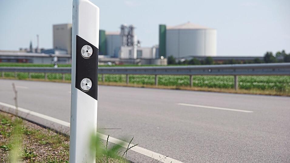 Die Unfallstelle bei Riekofen. Der Todesfahrer ist bis heute nicht ermittelt. Die Unfallstelle bei Riekofen. Der Todesfahrer ist bis heute nicht ermittelt.