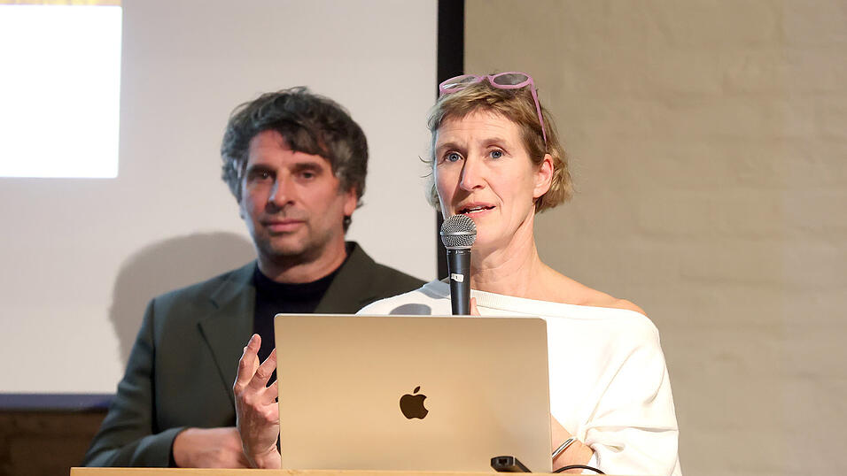 Die beiden Hochschul-Professoren Veronika Kammerer und Stephan Rauch gaben am Dienstag vor 40 Besuchern im Salzstadel Einblicke in ihre Vorstellung von Architektur. Die beiden Hochschul-Professoren Veronika Kammerer und Stephan Rauch gaben am Dienstag vor 40 Besuchern im Salzstadel Einblicke in ihre Vorstellung von Architektur.