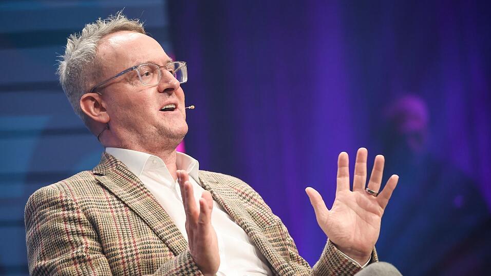 VfB-Boss Alexander Wehrle bleibt im Poker um Deniz Undav entspannt. (Archivbild)