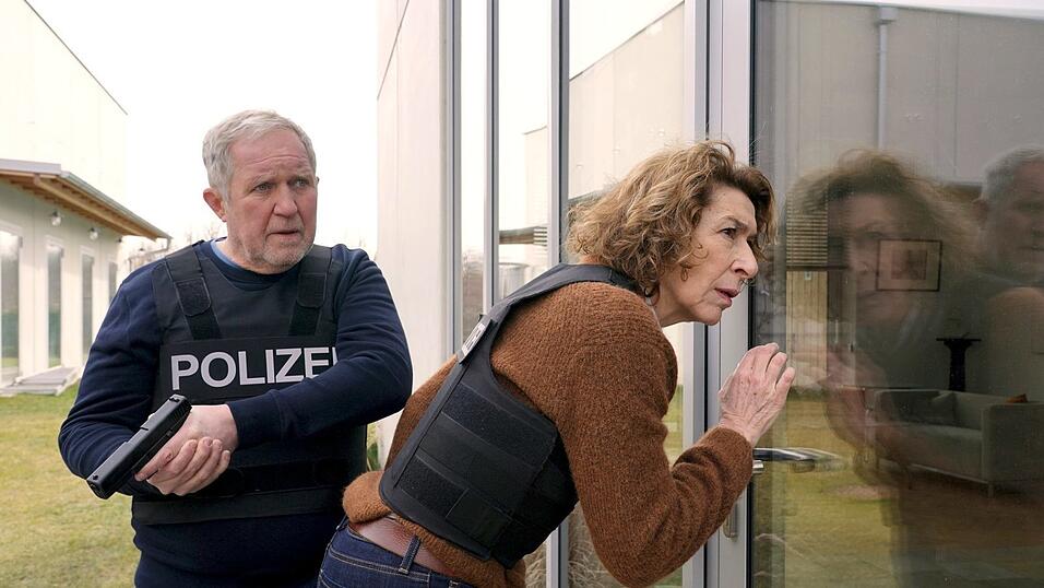 Moritz Eisner (Harald Krassnitzer, l) und seine Kollegin Bibi Fellner (Adele Neuhauser) in einer Szene aus 'Tatort: Was ist das für eine Welt' (undatiert). Der Krimi aus Wien wird am 26.02.2023 um 20:15 Uhr im Ersten ausgestrahlt. Moritz Eisner (Harald Krassnitzer, l) und seine Kollegin Bibi Fellner (Adele Neuhauser) in einer Szene aus 'Tatort: Was ist das für eine Welt' (undatiert). Der Krimi aus Wien wird am 26.02.2023 um 20:15 Uhr im Ersten ausgestrahlt.