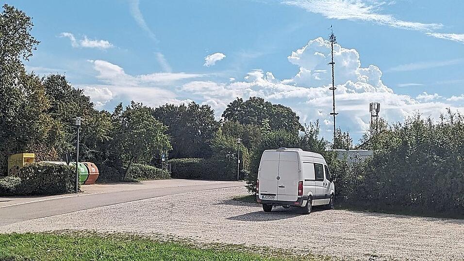 Noch ist alles Parkplatz, doch auf dem Grundstück zwischen der Straße „Badstauden“ und der Narrenstettener Straße gegenüber vom Friedhof soll das neue Haus für die Feuerwehr von Obergangkofen gebaut werden. Noch ist alles Parkplatz, doch auf dem Grundstück zwischen der Straße „Badstauden“ und der Narrenstettener Straße gegenüber vom Friedhof soll das neue Haus für die Feuerwehr von Obergangkofen gebaut werden.