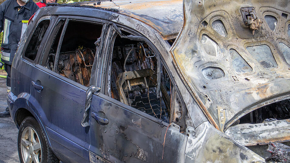 In einer Tiefgarage in Niederalteich hat es am Samstagnachmittag gebrannt. Ein nahes Pflegeheim musste deswegen evakuiert werden. In einer Tiefgarage in Niederalteich hat es am Samstagnachmittag gebrannt. Ein nahes Pflegeheim musste deswegen evakuiert werden.