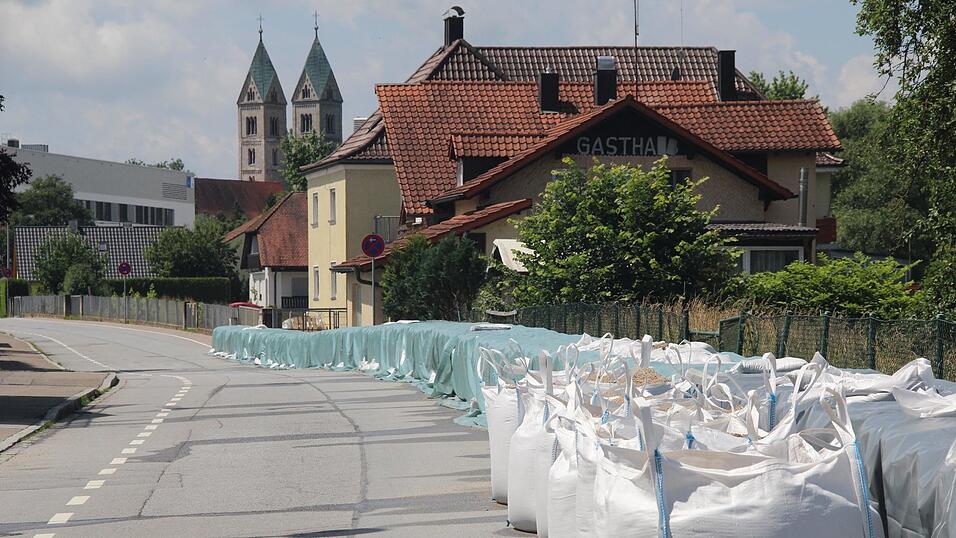 Schutzma&szlig;nahmen am Schanzlweg beim Juni-Hochwasser 2024.