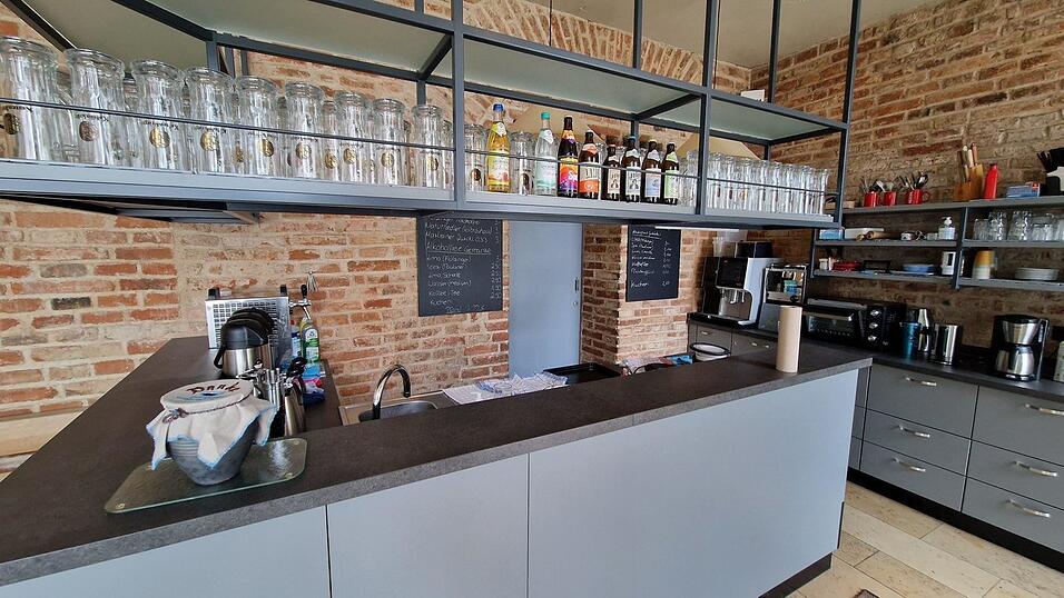 Der Tresen in der Kastenhof-Gastronomie, dahinter befindet sich die K&uuml;che: Ein langer Schlauch, bei dem sich mehrere Personen beim Kochen auf die F&uuml;&szlig;e treten und daher nur ein eingeschr&auml;nktes Angebot m&ouml;glich ist. Das schreckt viele ab.