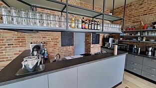 Der Tresen in der Kastenhof-Gastronomie, dahinter befindet sich die K&uuml;che: Ein langer Schlauch, bei dem sich mehrere Personen beim Kochen auf die F&uuml;&szlig;e treten und daher nur ein eingeschr&auml;nktes Angebot m&ouml;glich ist. Das schreckt viele ab.