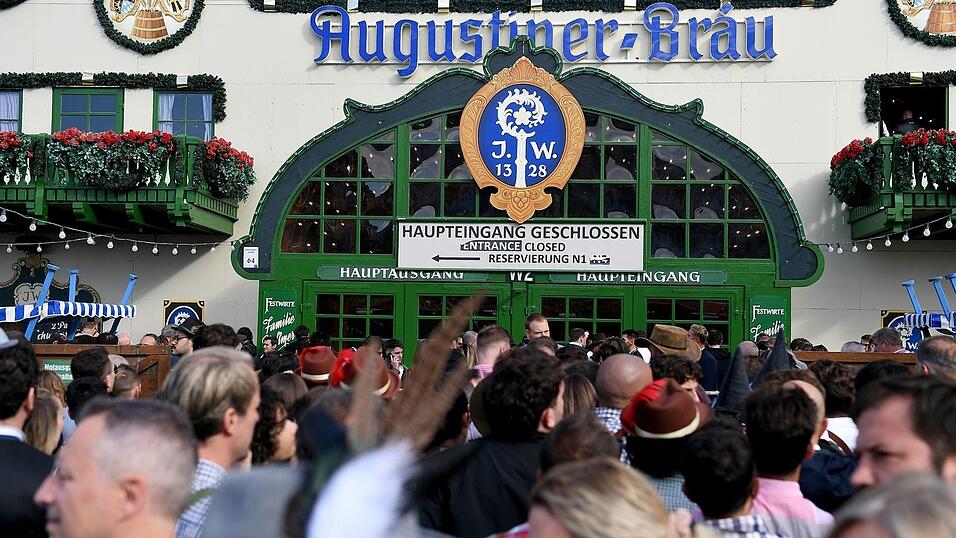 Nicht nur die Bierzelte, auch das gesamte Gelände war zeitweise überfüllt (Archivbild).