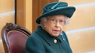 Königin Elizabeth II. hat sich Ende vergangenen Jahres weitgehend aus der Öffentlichkeit zurückgezogen. Diesen Sonntag zelebriert sie ihr 75. Thronjubiläum, Feierlichkeiten soll es das ganze Jahr über geben. Geschehnisse rund um das Königshaus werfen ihre Schatten über das Fest. Königin Elizabeth II. hat sich Ende vergangenen Jahres weitgehend aus der Öffentlichkeit zurückgezogen. Diesen Sonntag zelebriert sie ihr 75. Thronjubiläum, Feierlichkeiten soll es das ganze Jahr über geben. Geschehnisse rund um das Königshaus werfen ihre Schatten über das Fest.