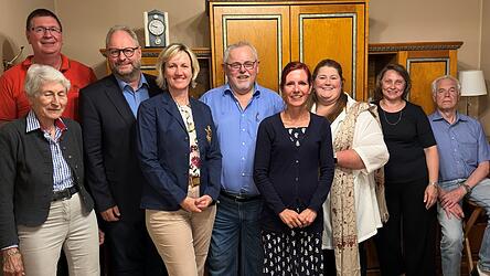 Führungswechsel beim GPA-Kreisverband: Angela Schneider (4.v.r.) übernahm von Winfried Roßbauer (5.v.r.) die Führung des GPA-Kreisverbandes Kelheim. Als Stellvertretung fungiert künftig auch MdL Petra Högl (4.v.l).