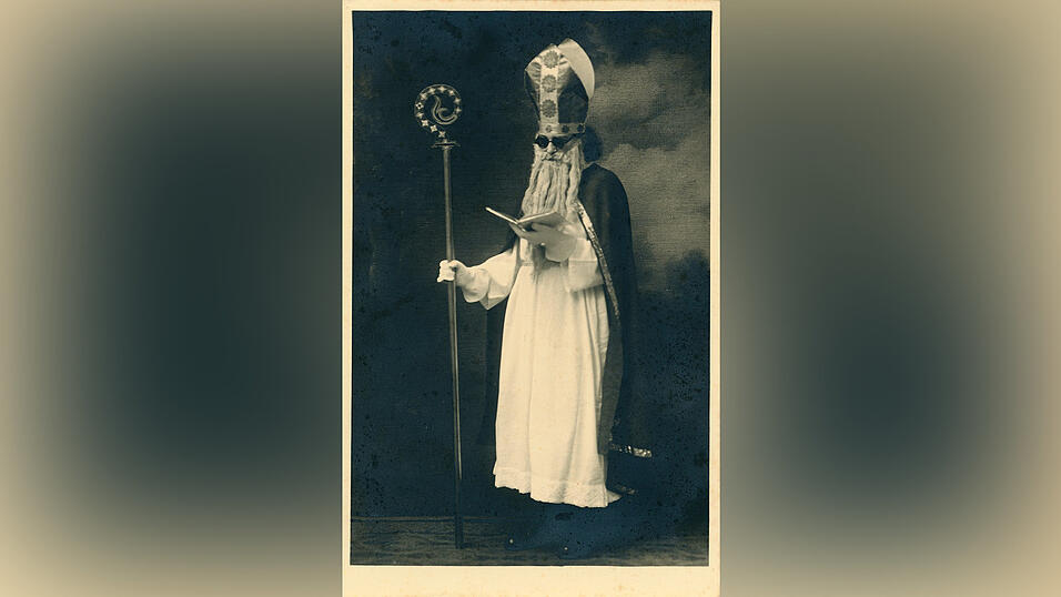 Der Nikolaus auf dieser Ansichtskarte vom Vilshofener Fotoatelier Sickel aus dem Jahr 1948 tr&auml;gt mit der dunklen Sonnenbrille ein besonderes Accessoire. Ob es sich um einen besonders coolen Nikolo handelt oder der Darsteller schlichtweg nicht erkannt werden m&ouml;chte?