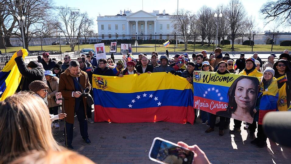 W&auml;hrend Trump Machado trifft, versammeln sich Menschen vor dem Wei&szlig;en Haus.