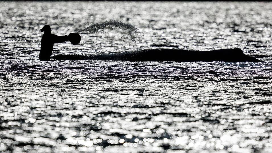 Selbst in der D&auml;mmerung sind mitunter noch Menschen am Wal.
