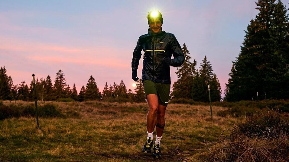 Ausgerüstet mit einer Stirnlampe ist Martin Pfeffer bei seinen Trainingsläufen auch im Dunkeln unterwegs. Ausgerüstet mit einer Stirnlampe ist Martin Pfeffer bei seinen Trainingsläufen auch im Dunkeln unterwegs.