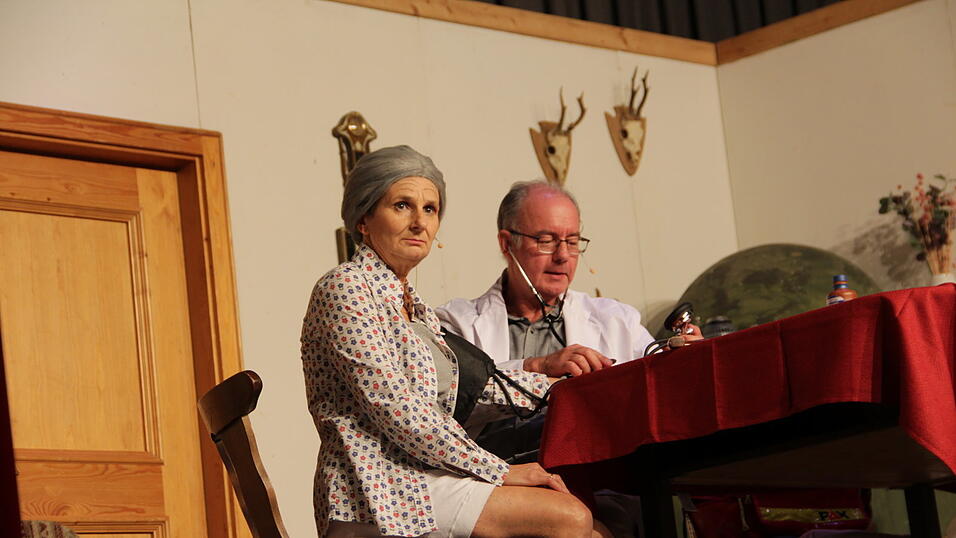 Die schwerh&ouml;rige Oma (Monika Glashauser) diskutiert mit Hausarzt Emil Niedermeier (Josef Rainer).