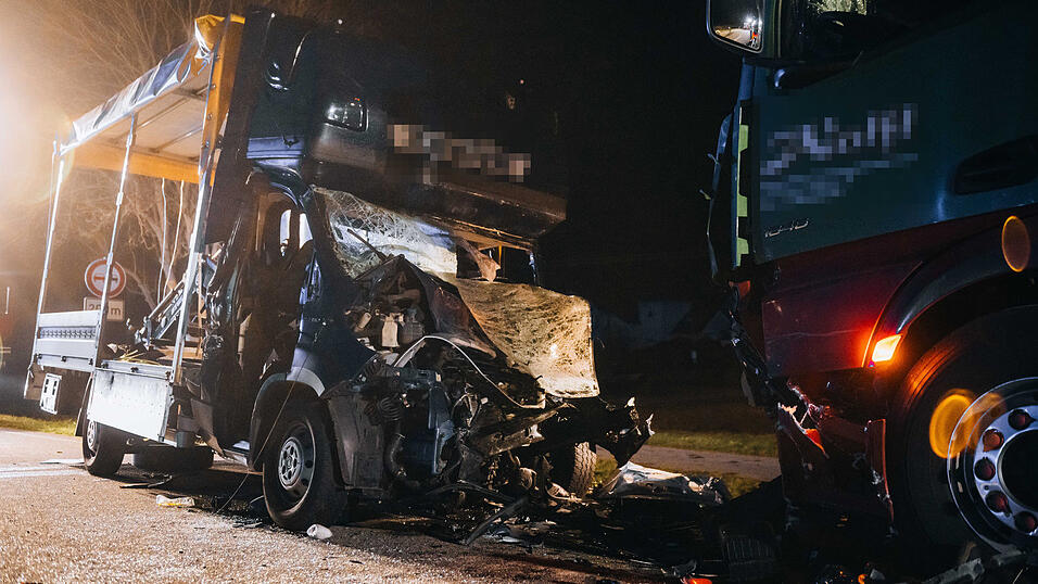 Die Einsatzkräfte mussten am Freitagmorgen zu einem schweren Unfall auf der B299 ausrücken. Die Einsatzkräfte mussten am Freitagmorgen zu einem schweren Unfall auf der B299 ausrücken.