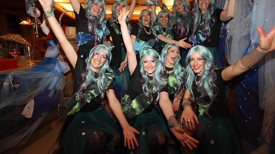 Beste Stimmung und bunte Kost&uuml;me bei den Faschingsfrauen.