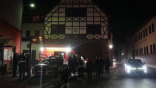 An dem Dach des Geb&auml;udes in Koblenz entstand ein fu&szlig;ballgro&szlig;es Loch.