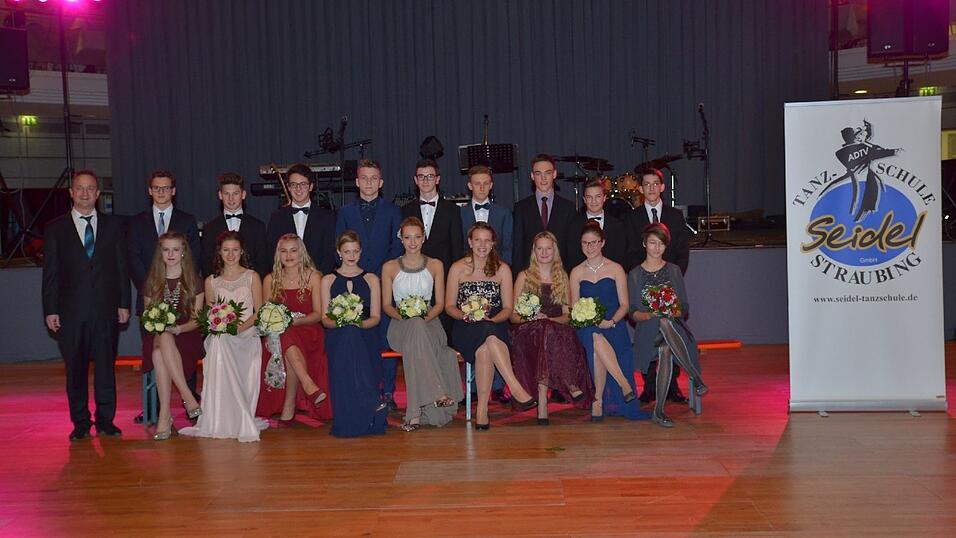 Die Bilder vom Abschlussball der Tanzschule Seidel in der Fraunhofer-Halle am 28. November. Die Bilder vom Abschlussball der Tanzschule Seidel in der Fraunhofer-Halle am 28. November.