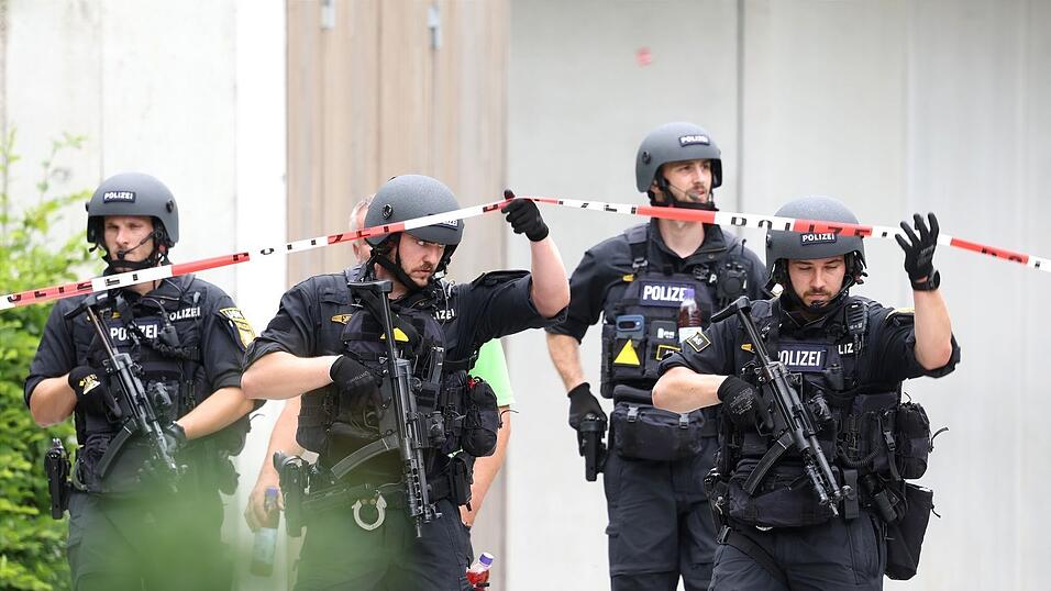 Polizisten auf dem Schulgelände. Polizisten auf dem Schulgelände.