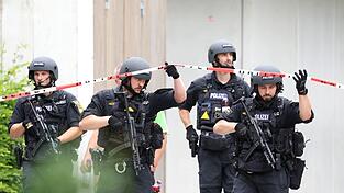 Polizisten auf dem Schulgel&auml;nde.