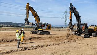 Wie hier in Niedersachsen können die Arbeiten für die Stromtrasse Suedlink nun auch zwischen Thüringen und Bayern umgesetzt werden. (Archivbild)