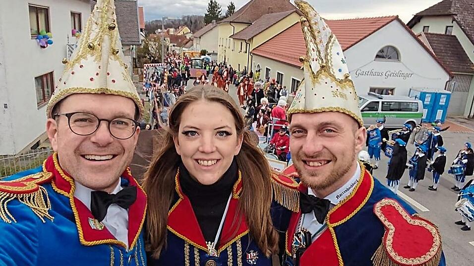 Erster Pr&auml;sident Markus Steinberger, Zweite Pr&auml;sidentin Daniela Wenner und Hofmarschall Alexander V&ouml;gel (von rechts) hoffen auf einen Umzug in 2022.