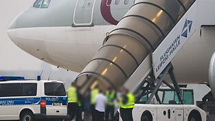 Unter den 81 Personen an Bord des Qatar Airways Fliegers waren mindestens drei Personen, die zuvor aus psychiatrischen Kliniken in Bayern geholt wurden. (Archivbild)